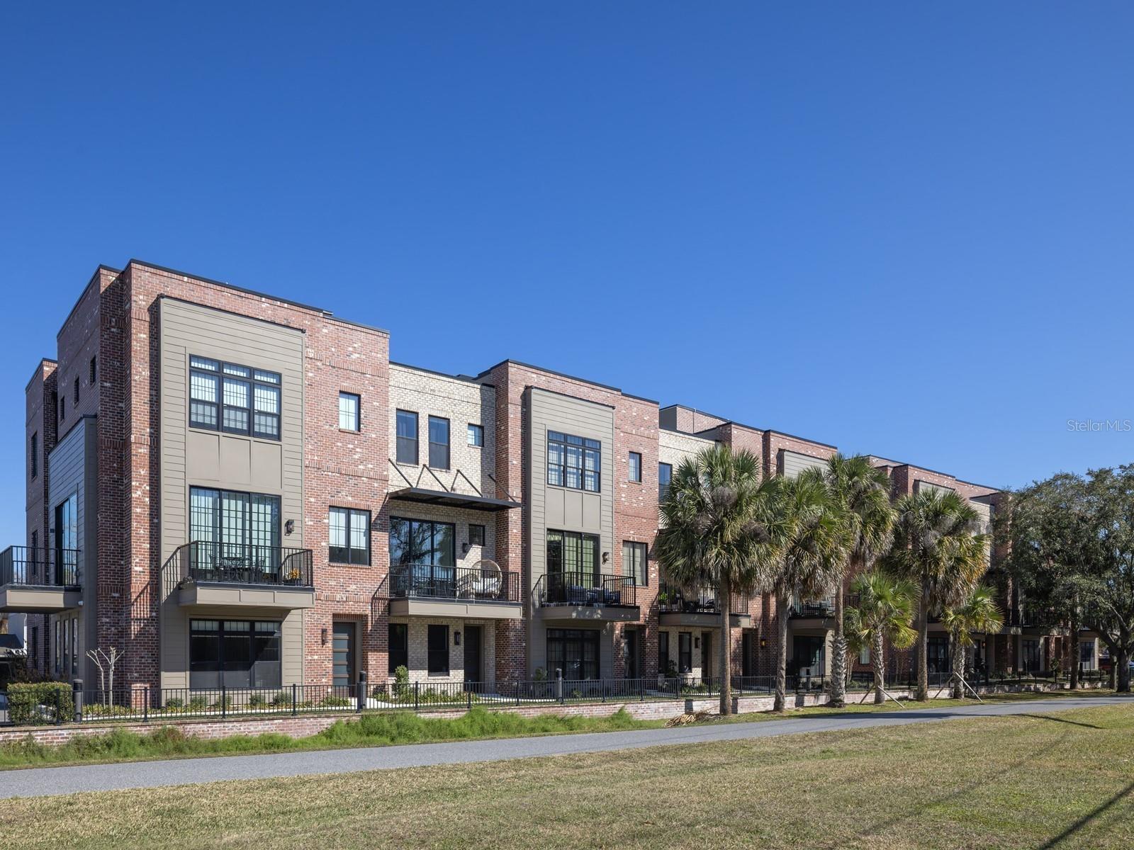 64 N PARK AVE, WINTER GARDEN, FL — photo 2