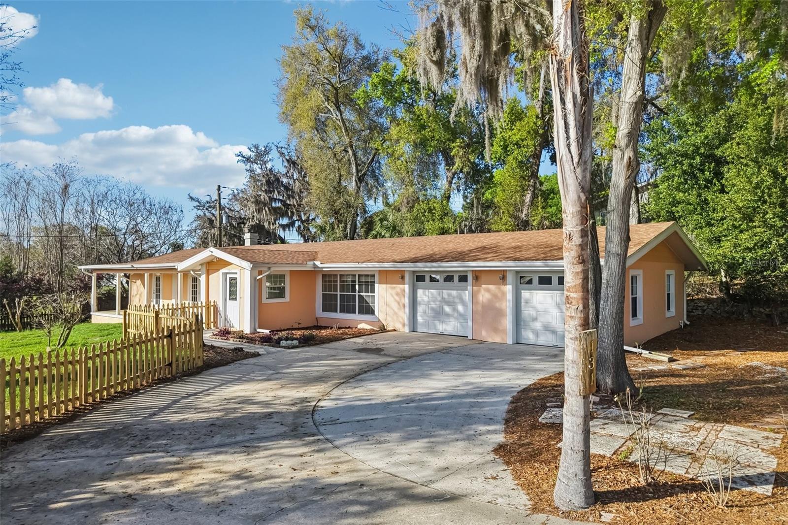131 E PALMETTO AVE, HOWEY IN THE HILLS, FL