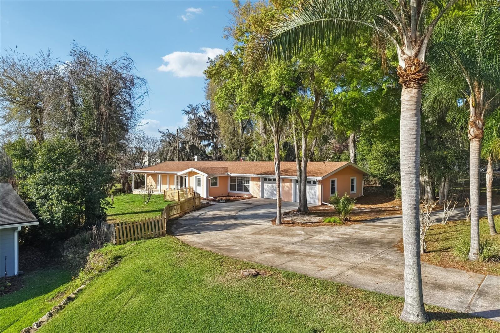 131 E PALMETTO AVE, HOWEY IN THE HILLS, FL — photo 4
