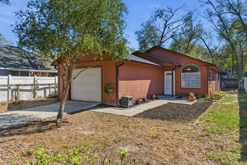 25130 ENSLEY RD, SORRENTO, FL