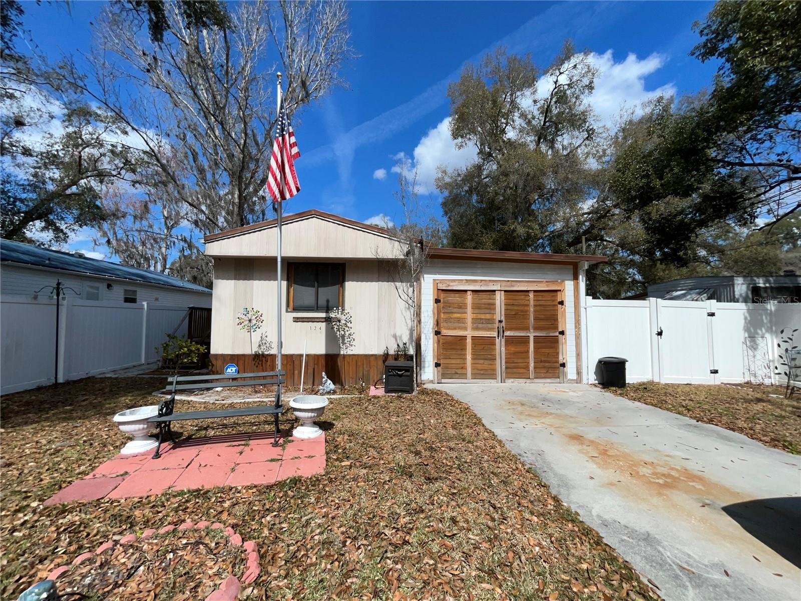 124 W PARKER AVE, BUSHNELL, FL