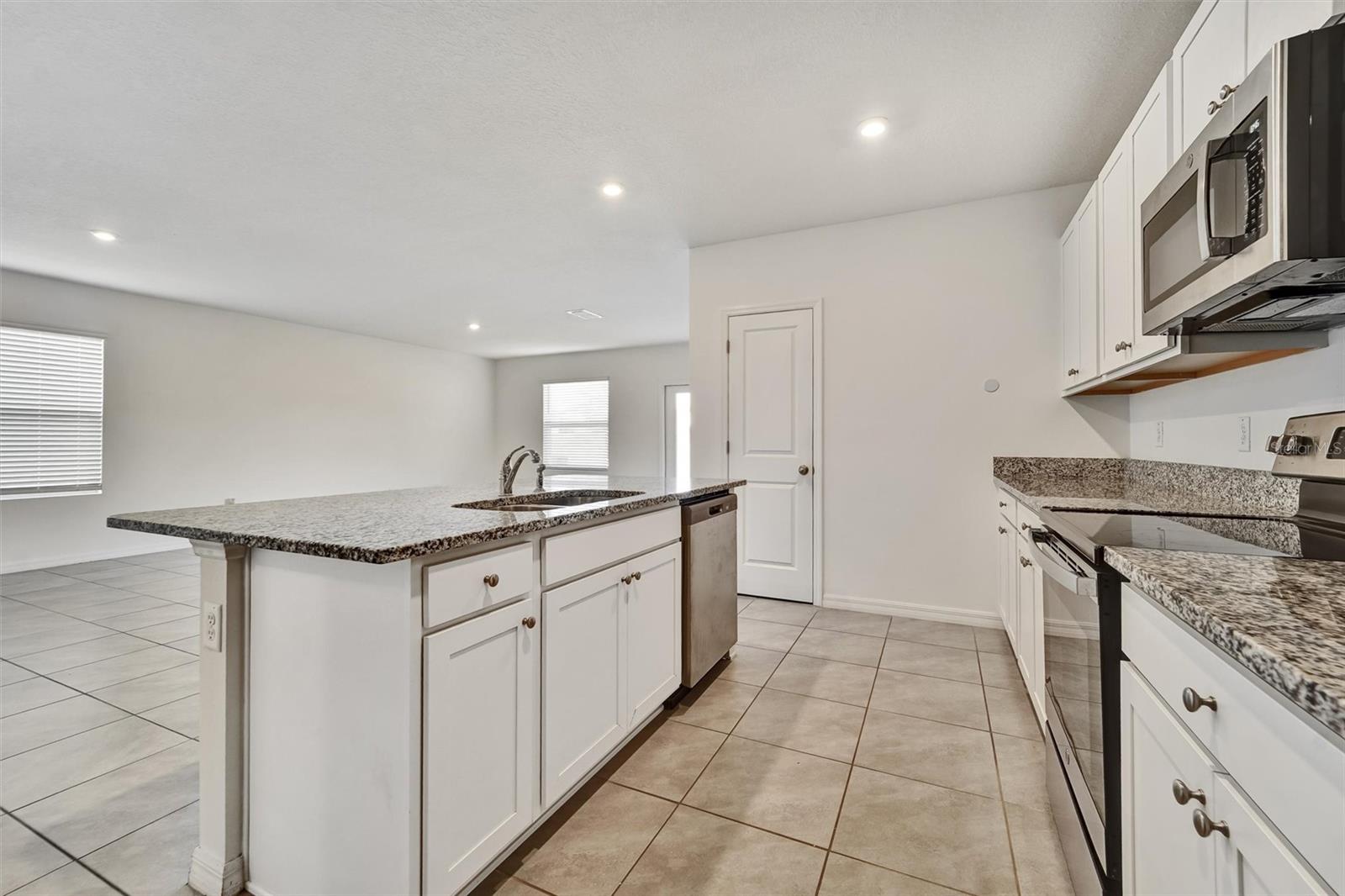 6785 BRANHAM MILL CT, ZEPHYRHILLS, FL — photo 5