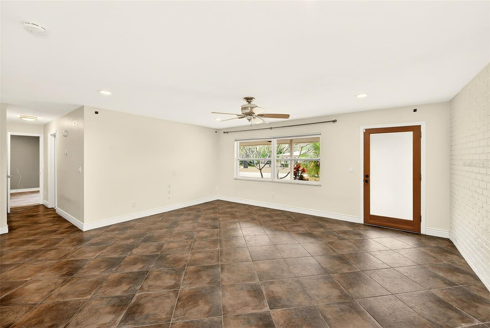 1465 BAYVIEW DR, CLEARWATER, FL — photo 2