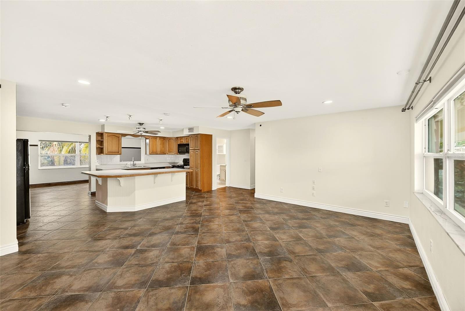 1465 BAYVIEW DR, CLEARWATER, FL — photo 3