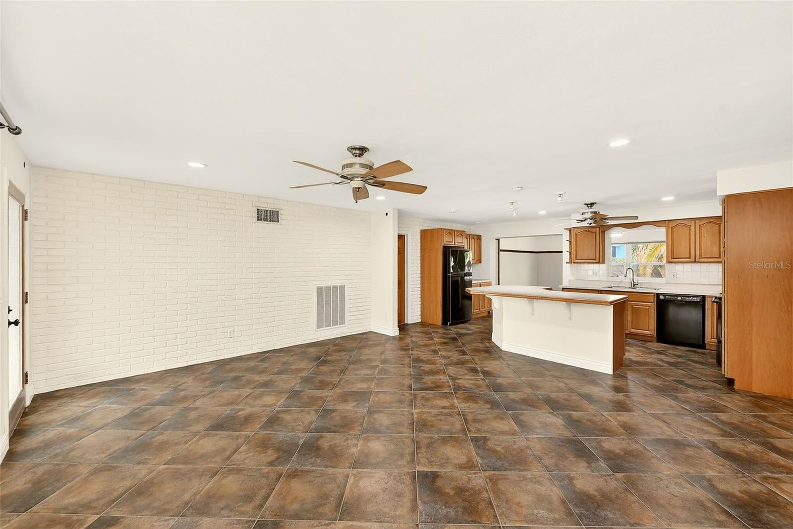 1465 BAYVIEW DR, CLEARWATER, FL — photo 4