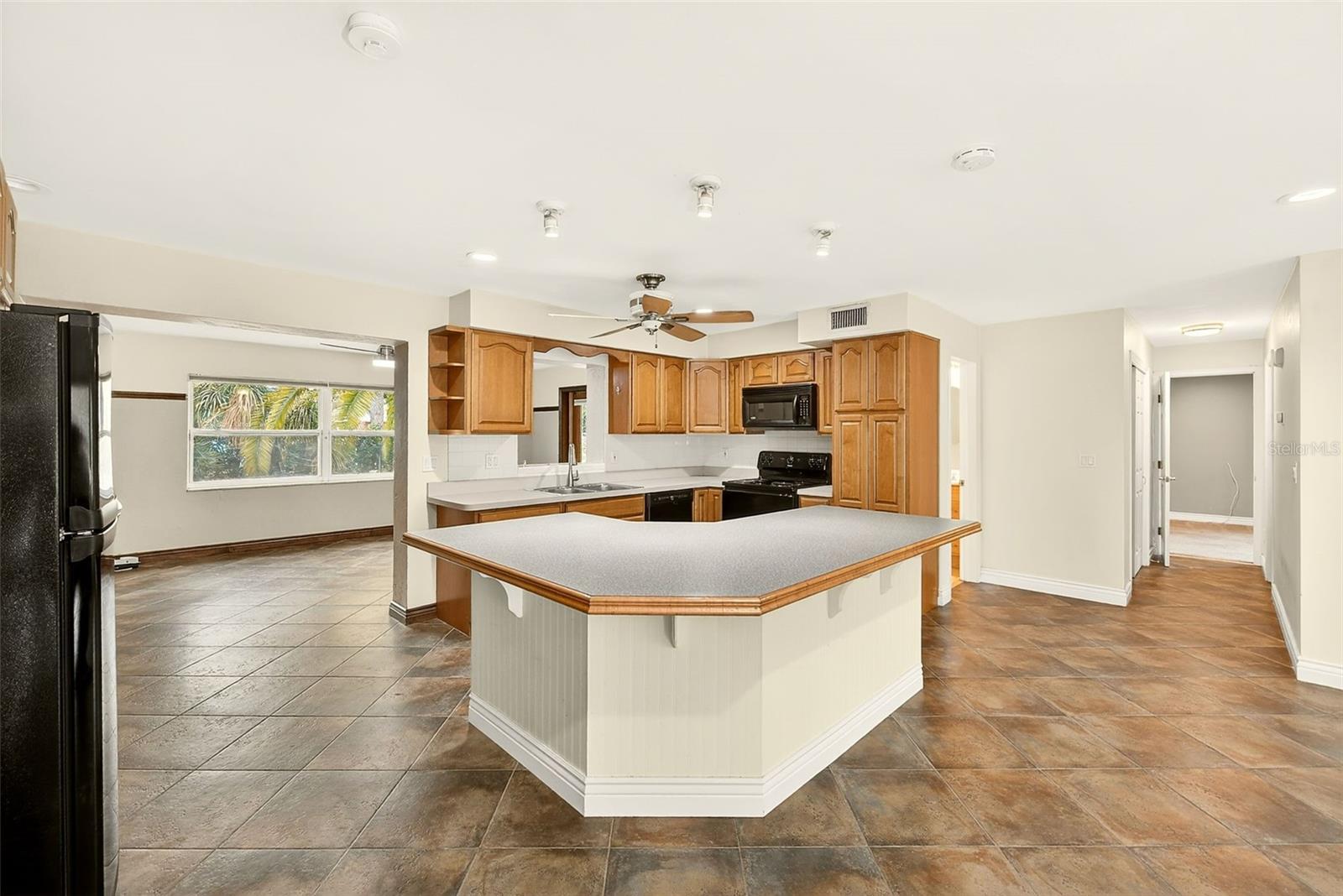 1465 BAYVIEW DR, CLEARWATER, FL — photo 6