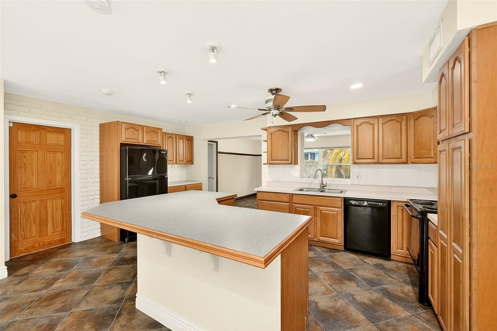 1465 BAYVIEW DR, CLEARWATER, FL — photo 8