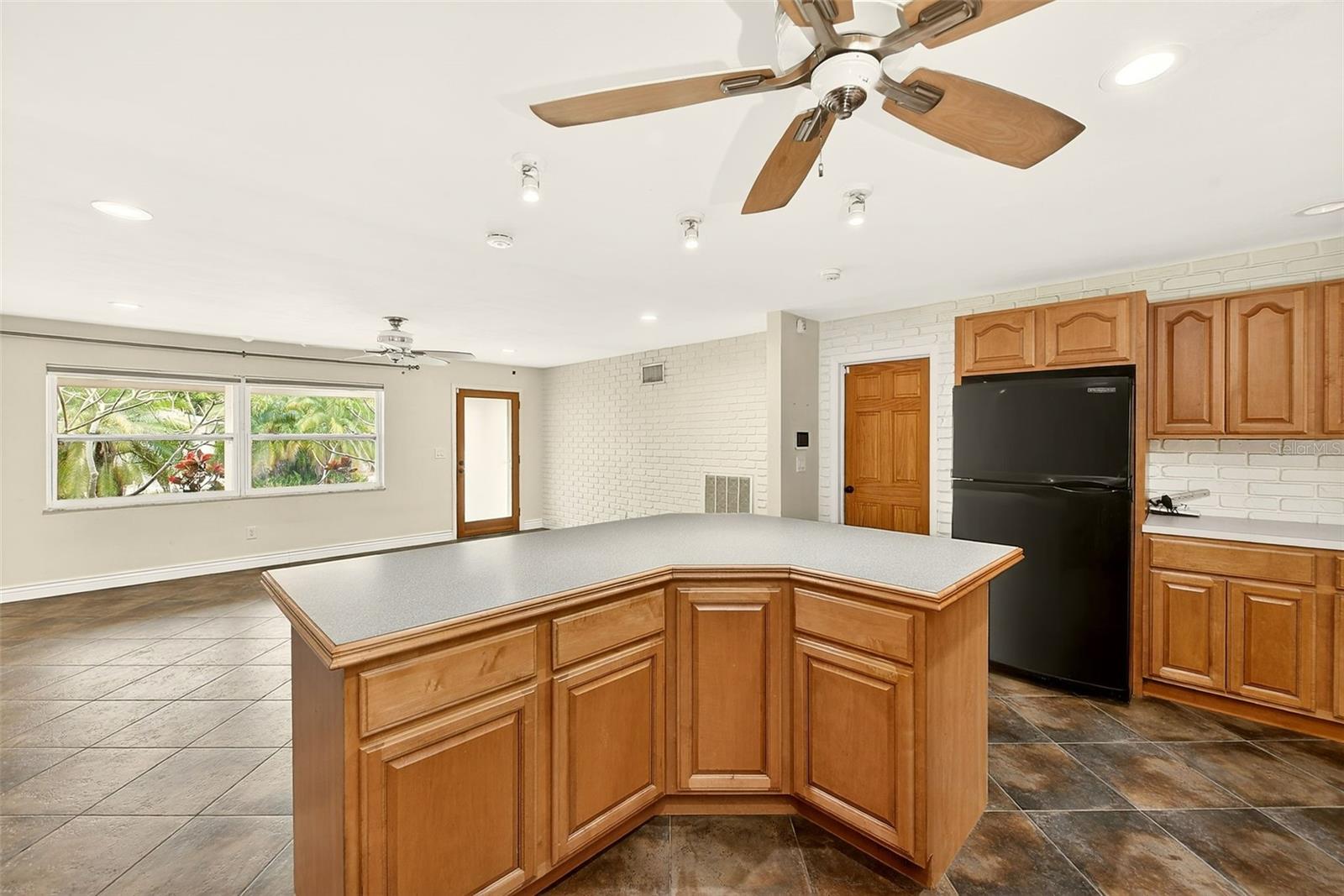 1465 BAYVIEW DR, CLEARWATER, FL — photo 9
