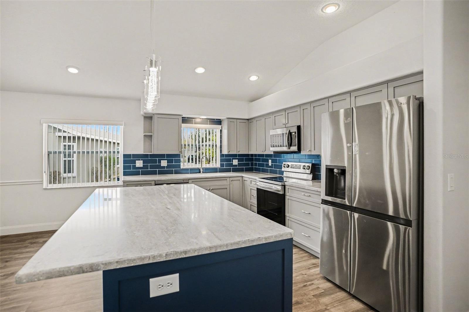 9524 ROLLING CIR, SAN ANTONIO, FL — photo 10