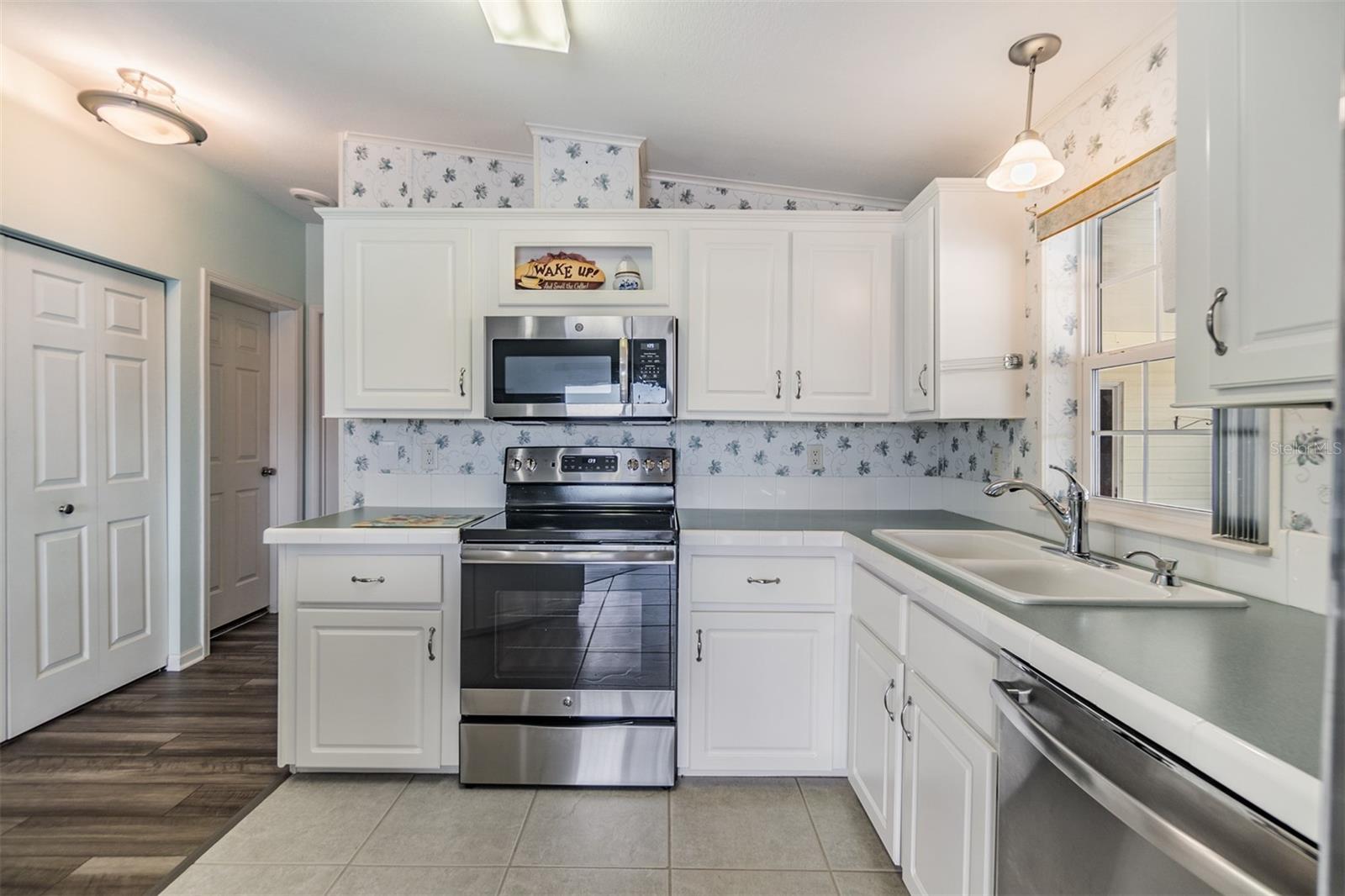 37443 GILL AVE, ZEPHYRHILLS, FL — photo 13