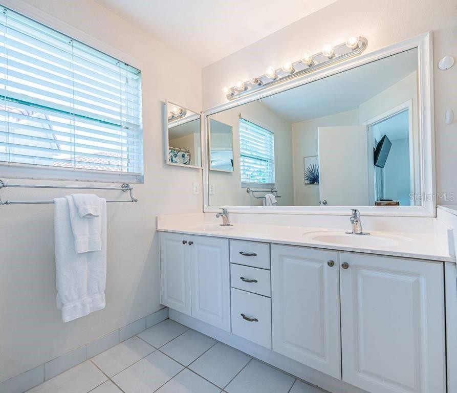 6107 MIRADA CIR, ST PETERSBURG, FL — photo 11