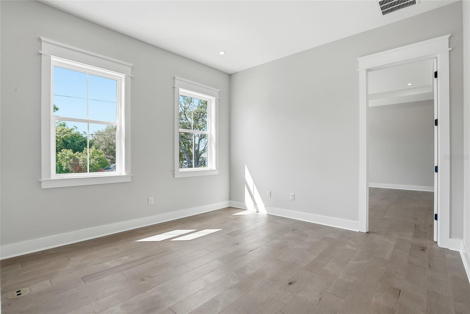 879 53RD AVE N, ST PETERSBURG, FL — photo 31