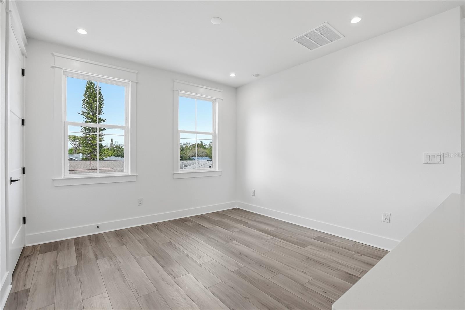 879 53RD AVE N, ST PETERSBURG, FL — photo 63