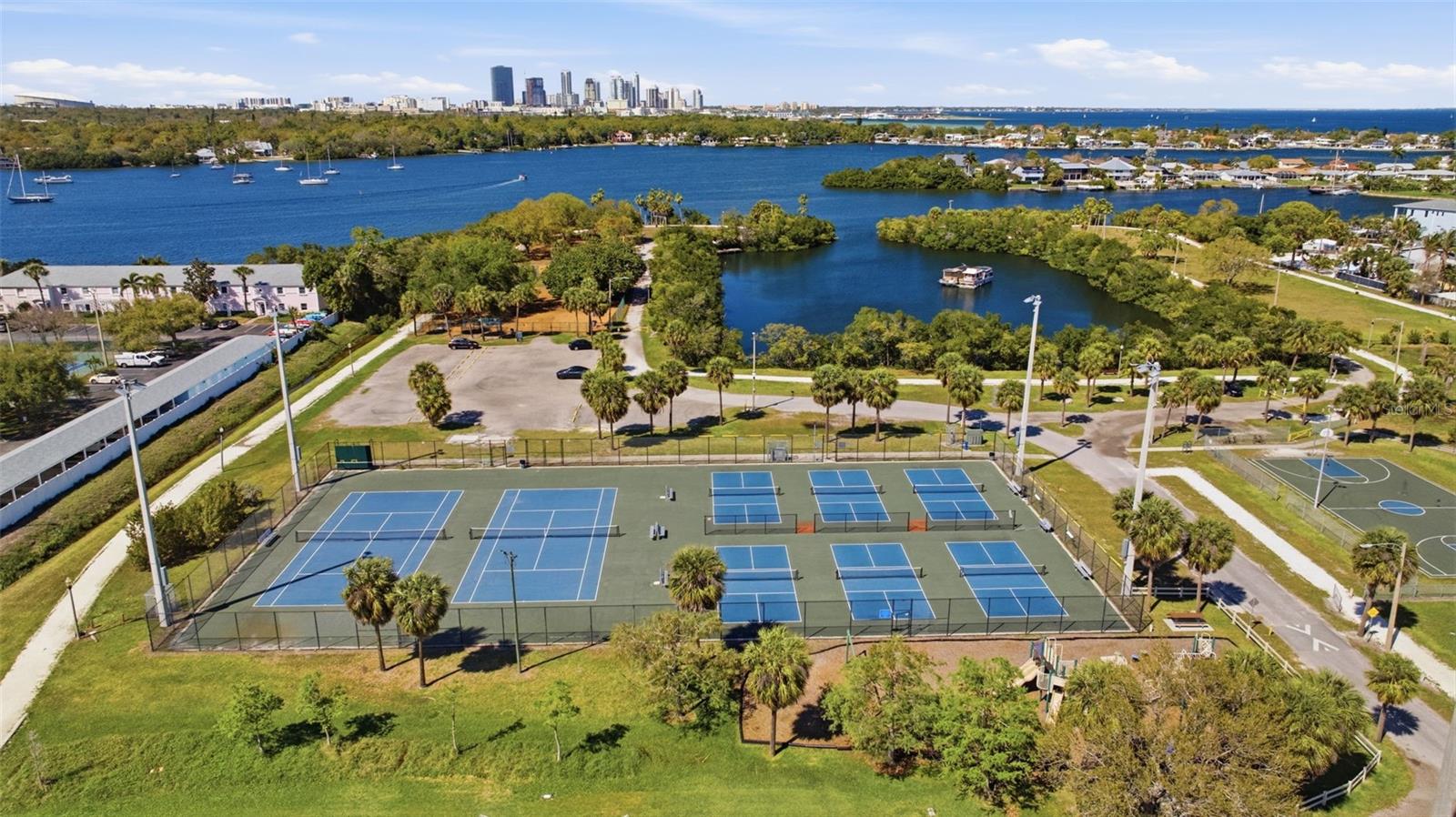 192 COQUINA BAY DR, ST PETERSBURG, FL — photo 55