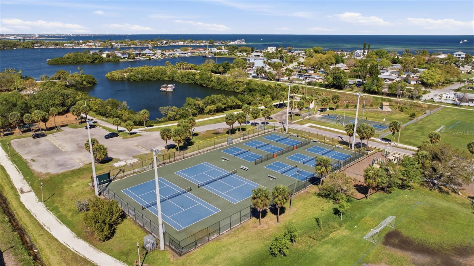 192 COQUINA BAY DR, ST PETERSBURG, FL — photo 56