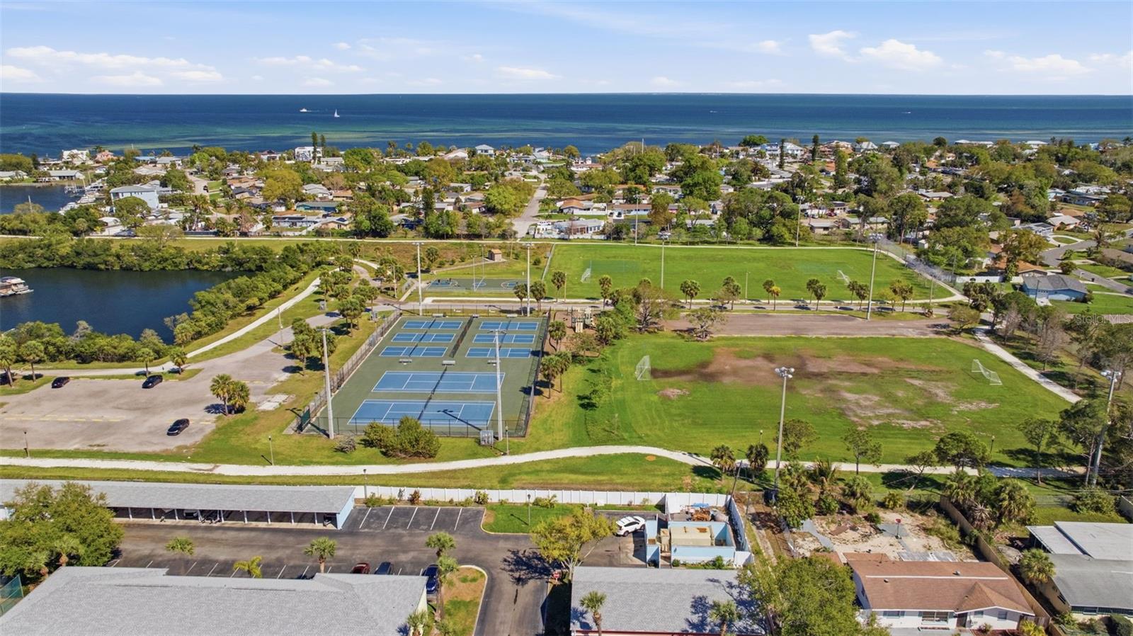 192 COQUINA BAY DR, ST PETERSBURG, FL — photo 58