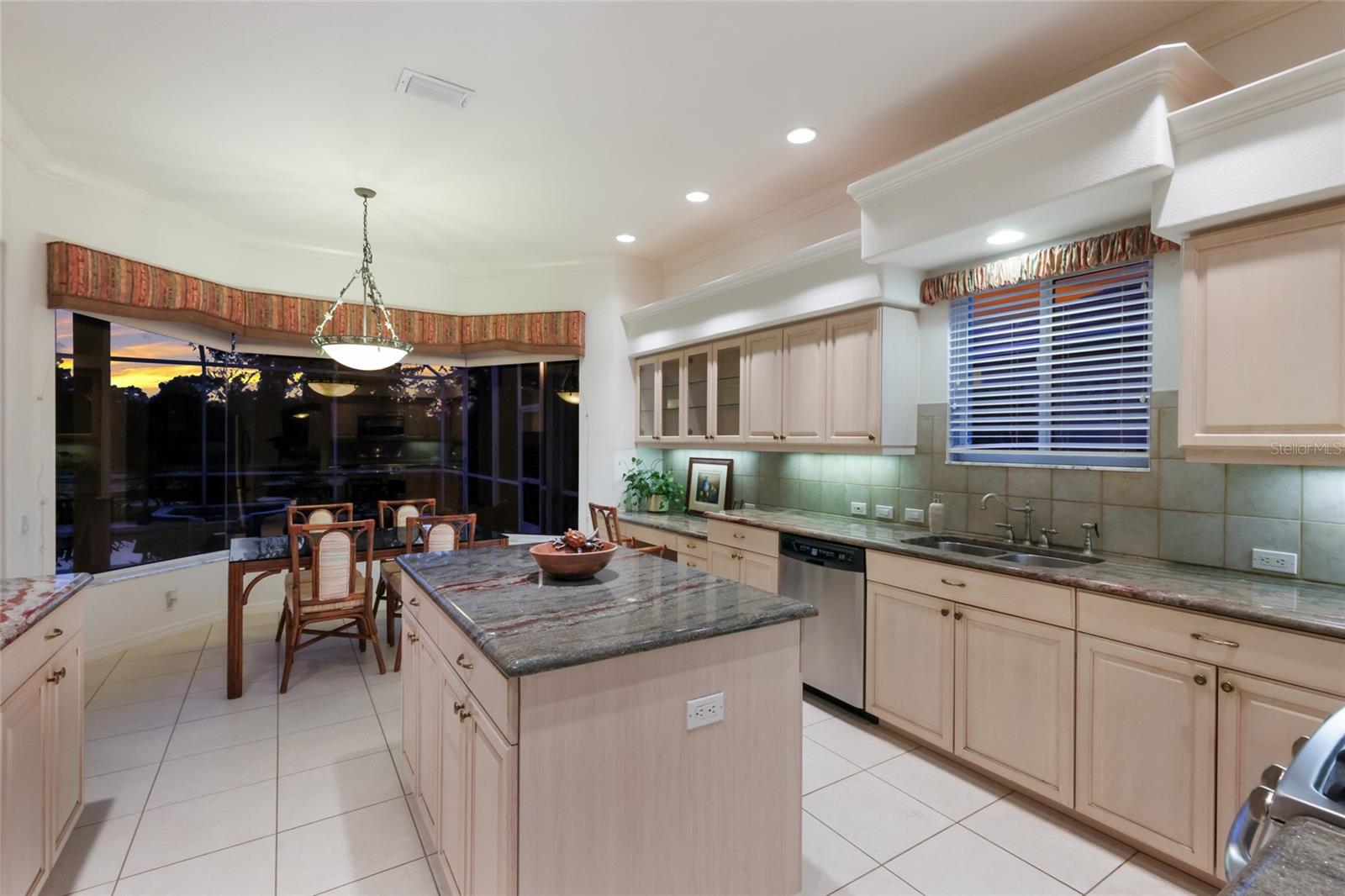 8428 MISTY MORNING CT, LAKEWOOD RANCH, FL — photo 17