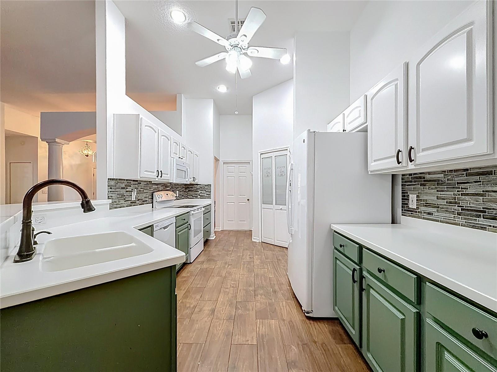 507 DOWLING CIR, LADY LAKE, FL — photo 28