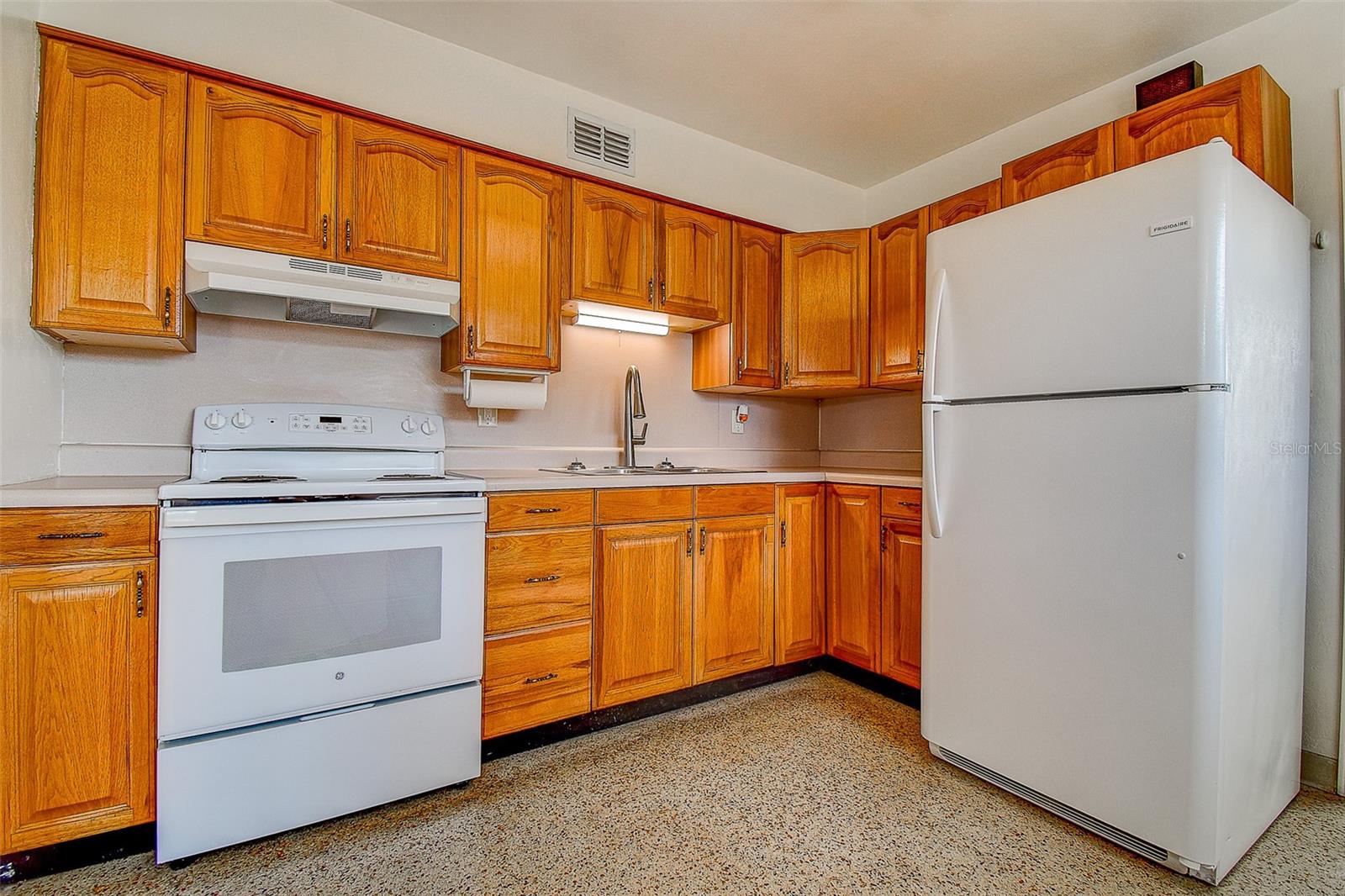 2518 40TH AVE N, ST PETERSBURG, FL — photo 28