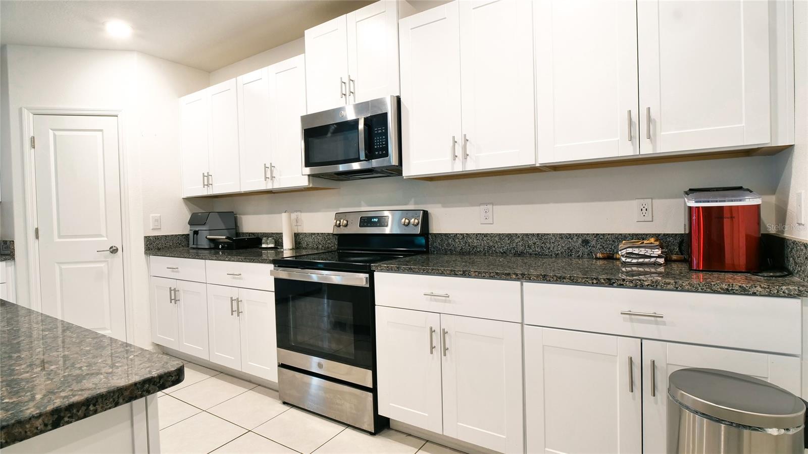 6300 BEVERLY HILLS DR, ZEPHYRHILLS, FL — photo 9