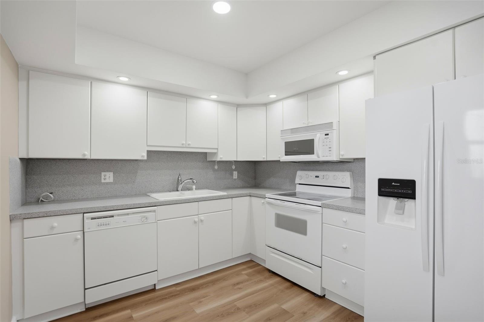 5108 BRITTANY DR S #1006, ST PETERSBURG, FL — photo 12