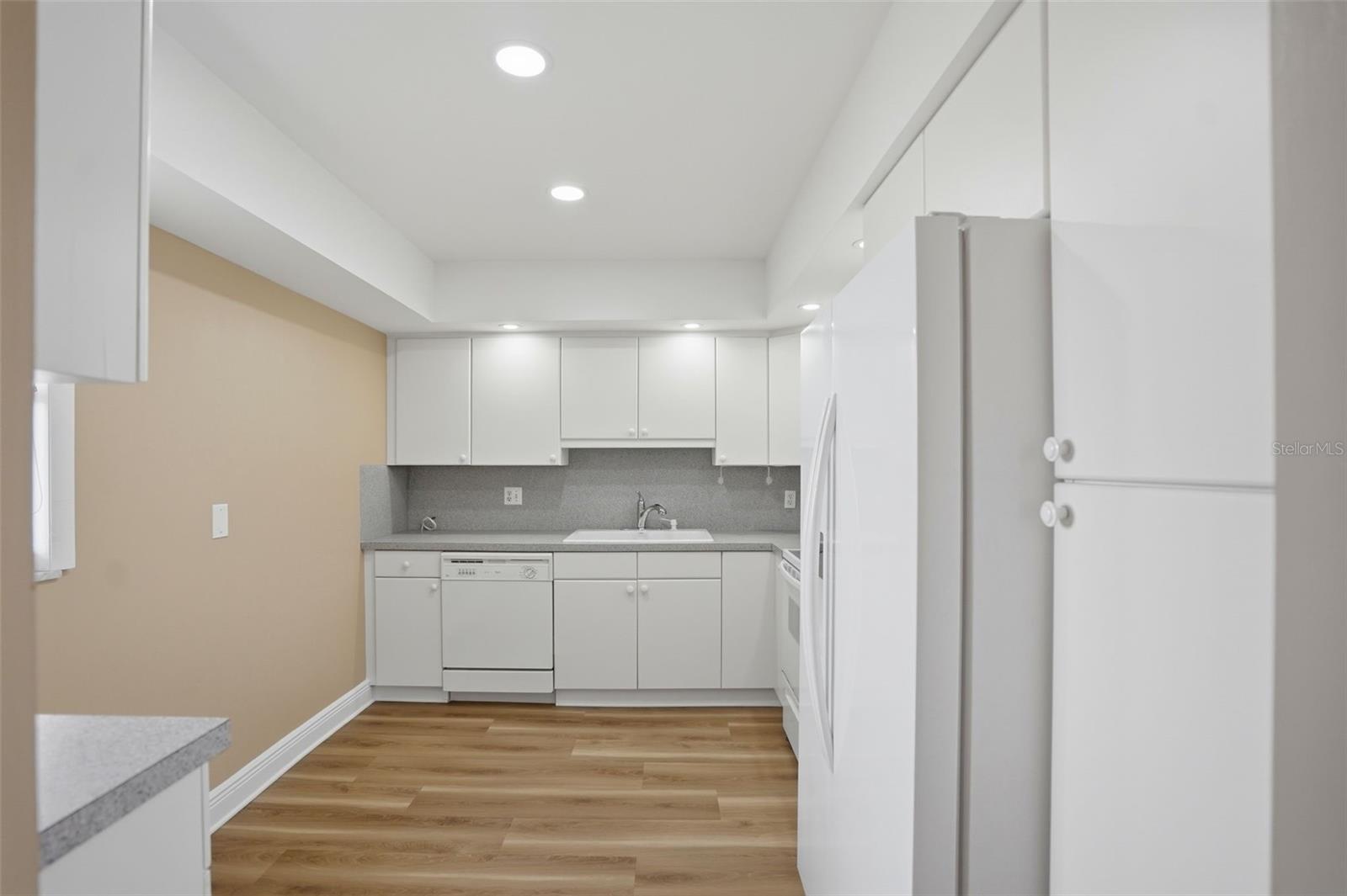 5108 BRITTANY DR S #1006, ST PETERSBURG, FL — photo 13