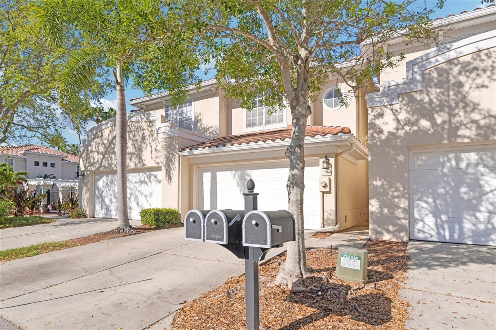 300 VALENCIA CIR, ST PETERSBURG, FL — photo 2
