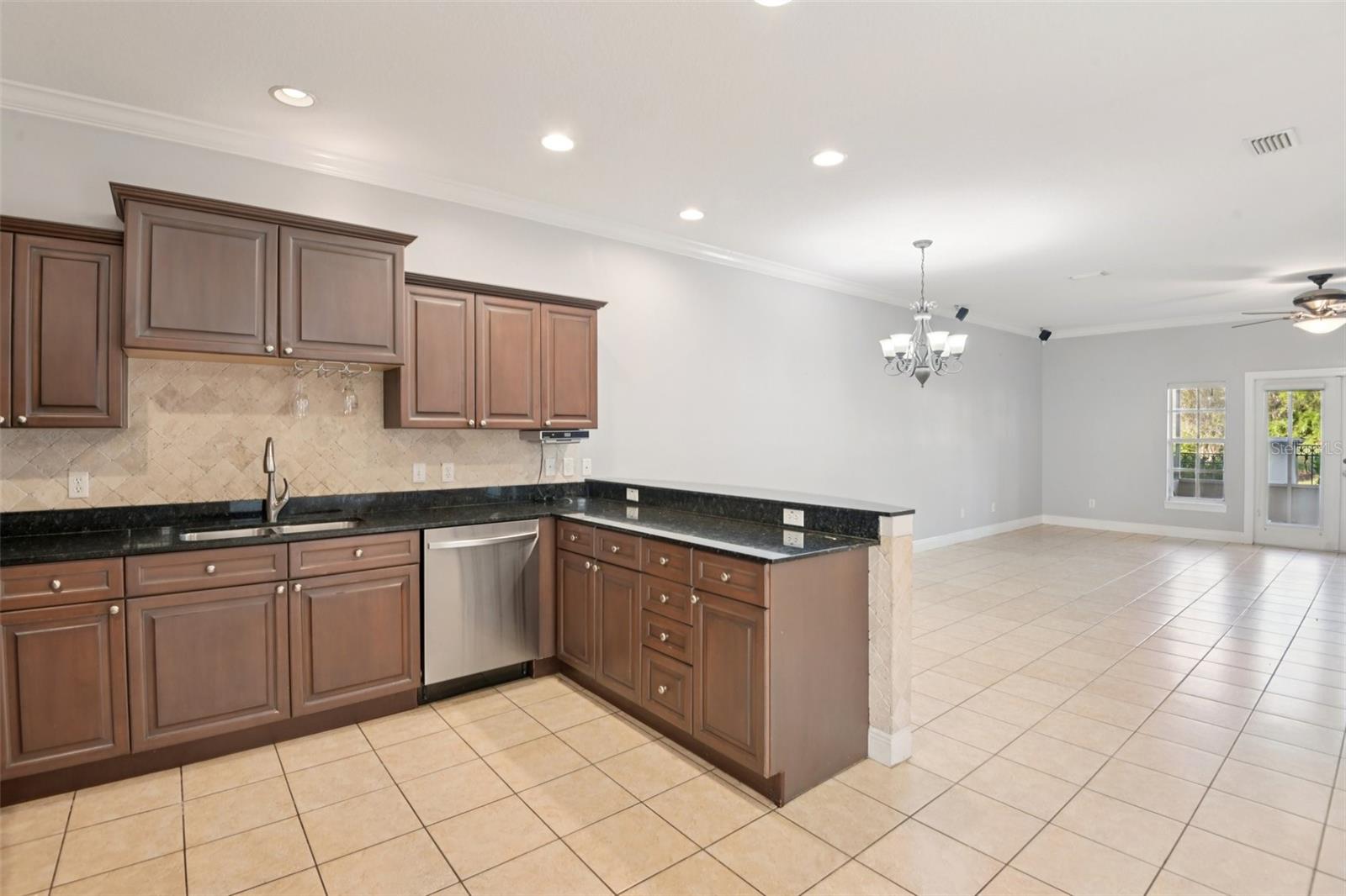 300 VALENCIA CIR, ST PETERSBURG, FL — photo 15