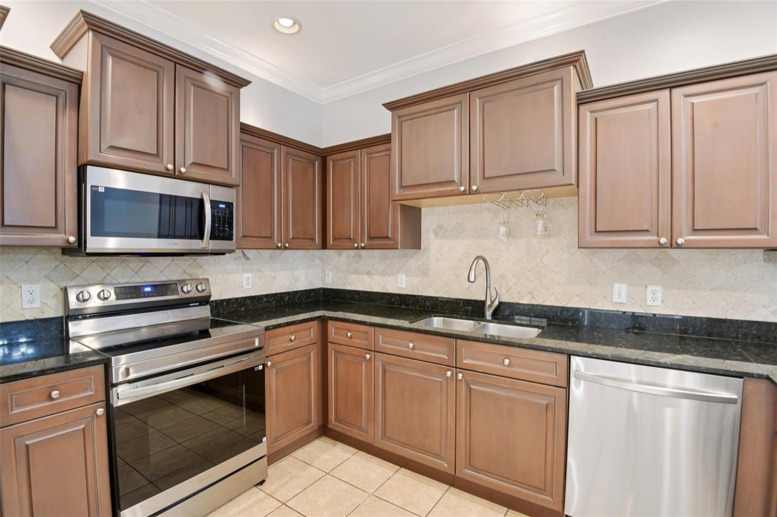 300 VALENCIA CIR, ST PETERSBURG, FL — photo 16