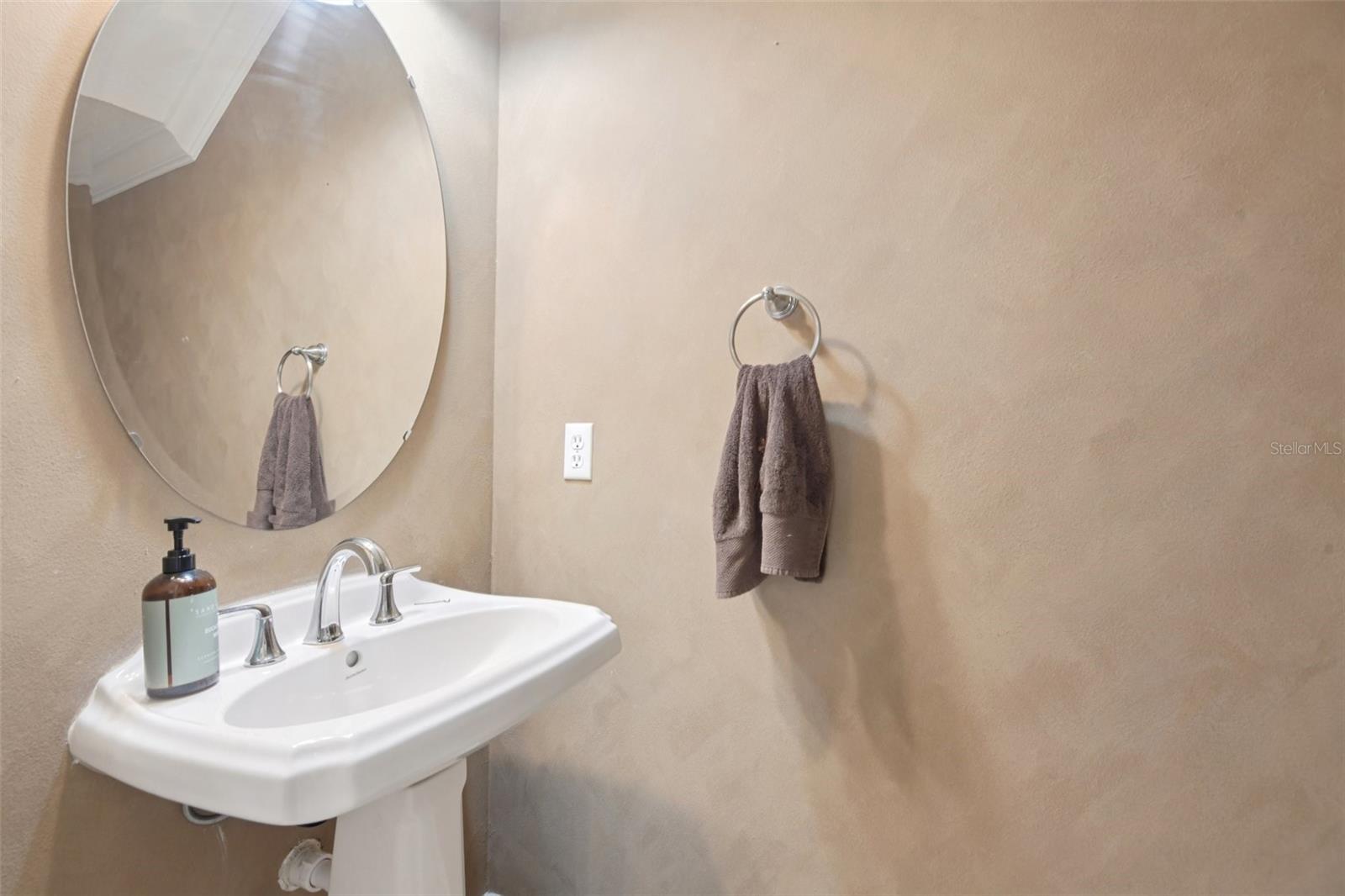 300 VALENCIA CIR, ST PETERSBURG, FL — photo 17
