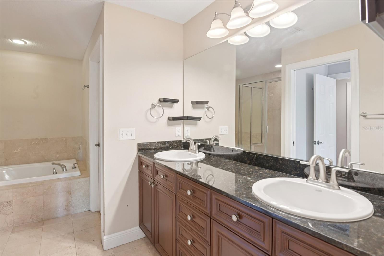 300 VALENCIA CIR, ST PETERSBURG, FL — photo 22
