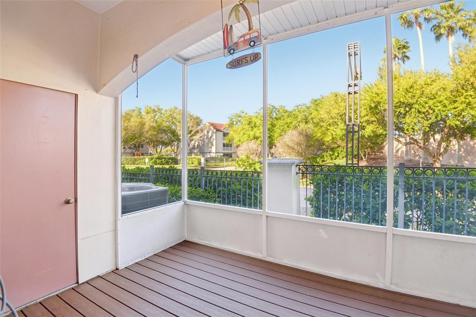 300 VALENCIA CIR, ST PETERSBURG, FL — photo 36