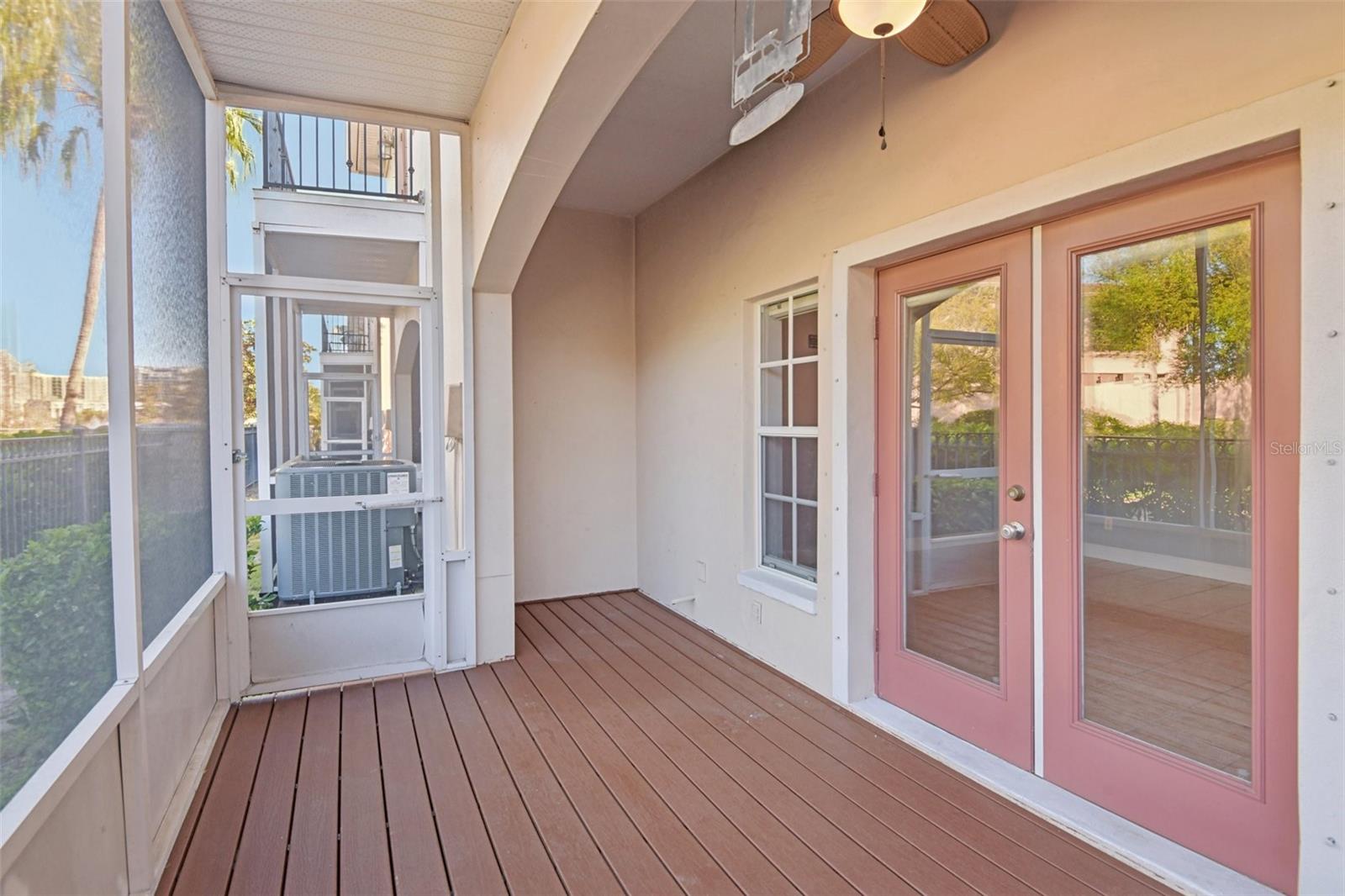 300 VALENCIA CIR, ST PETERSBURG, FL — photo 38