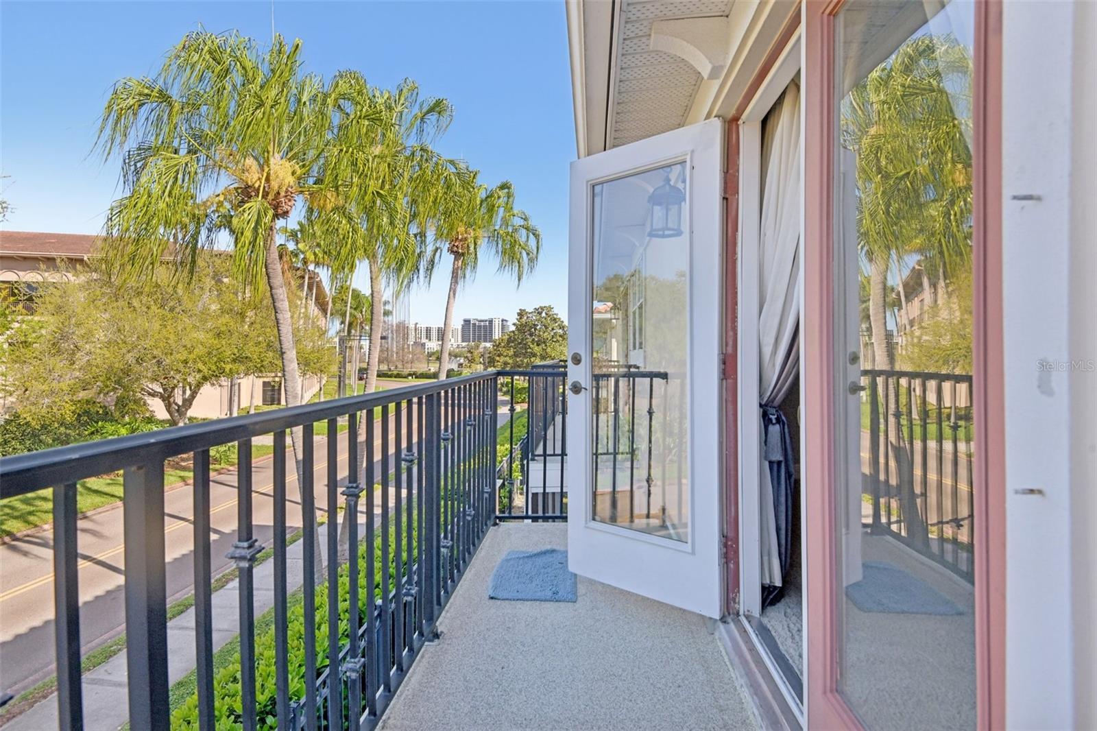 300 VALENCIA CIR, ST PETERSBURG, FL — photo 39