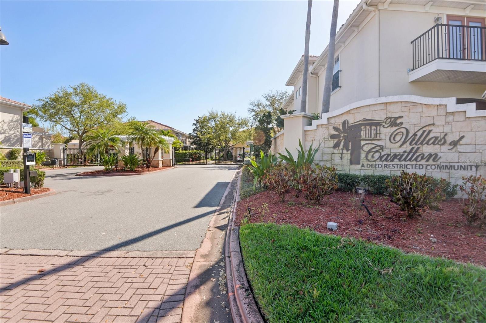300 VALENCIA CIR, ST PETERSBURG, FL — photo 41