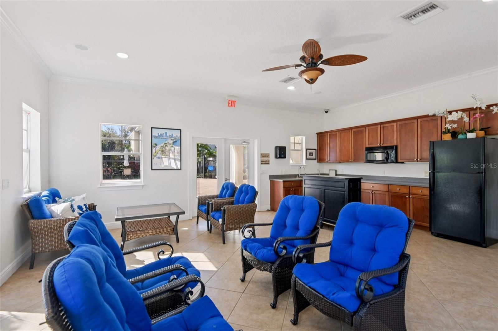 300 VALENCIA CIR, ST PETERSBURG, FL — photo 43