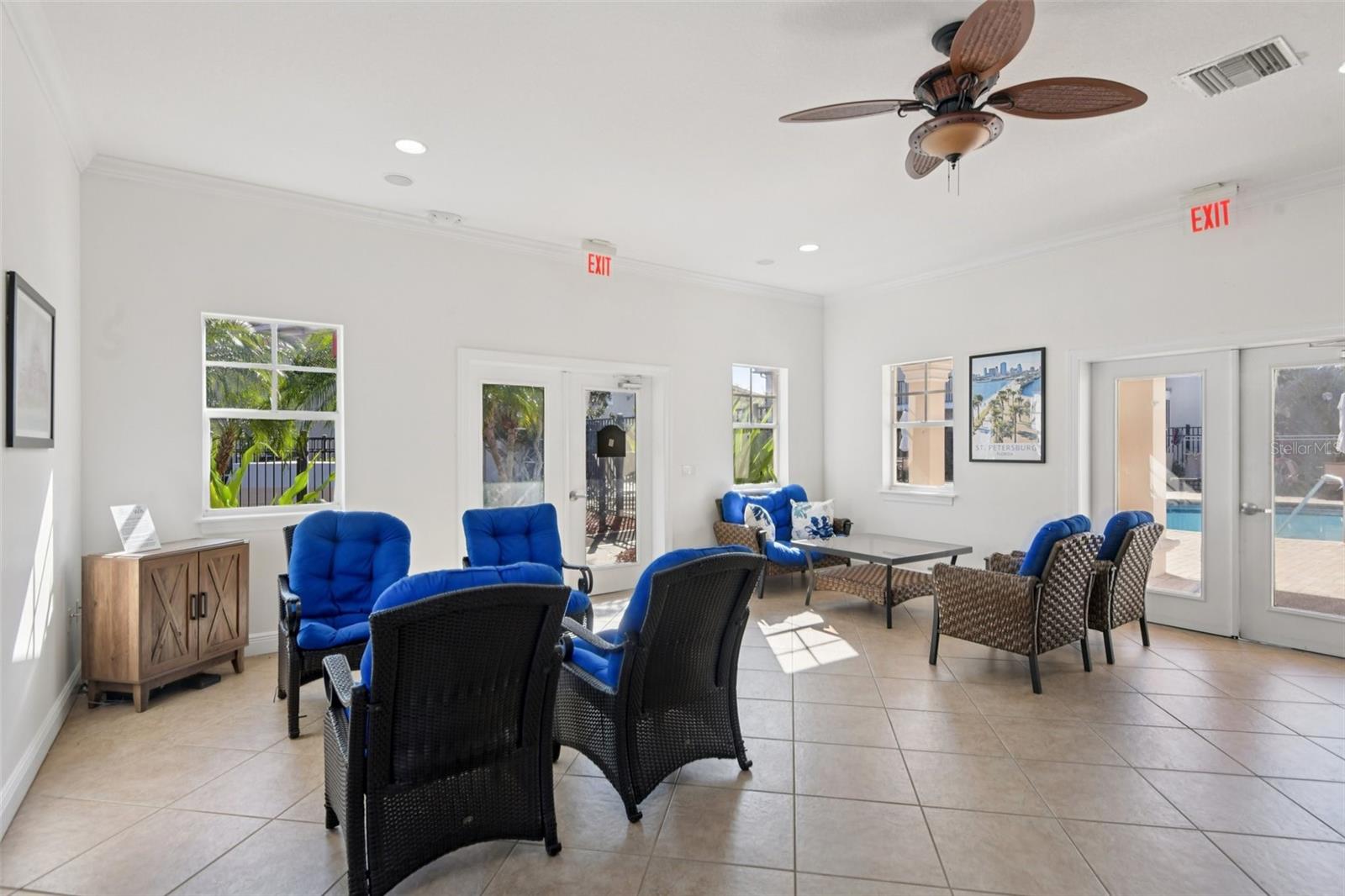 300 VALENCIA CIR, ST PETERSBURG, FL — photo 44