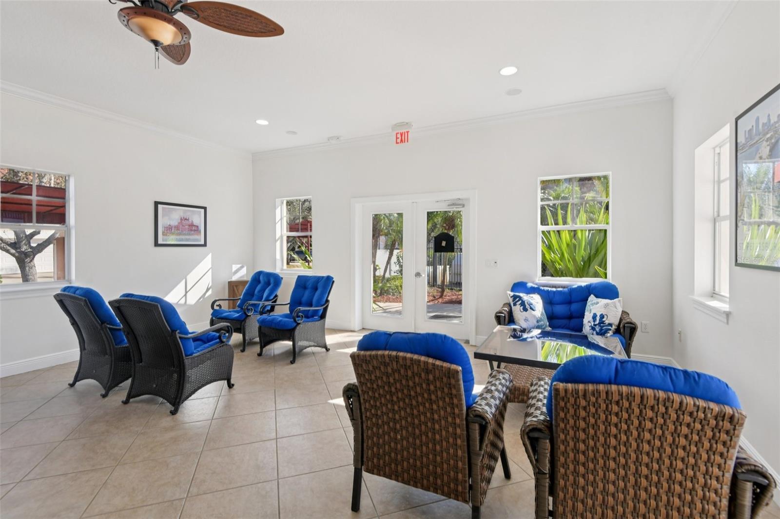 300 VALENCIA CIR, ST PETERSBURG, FL — photo 45