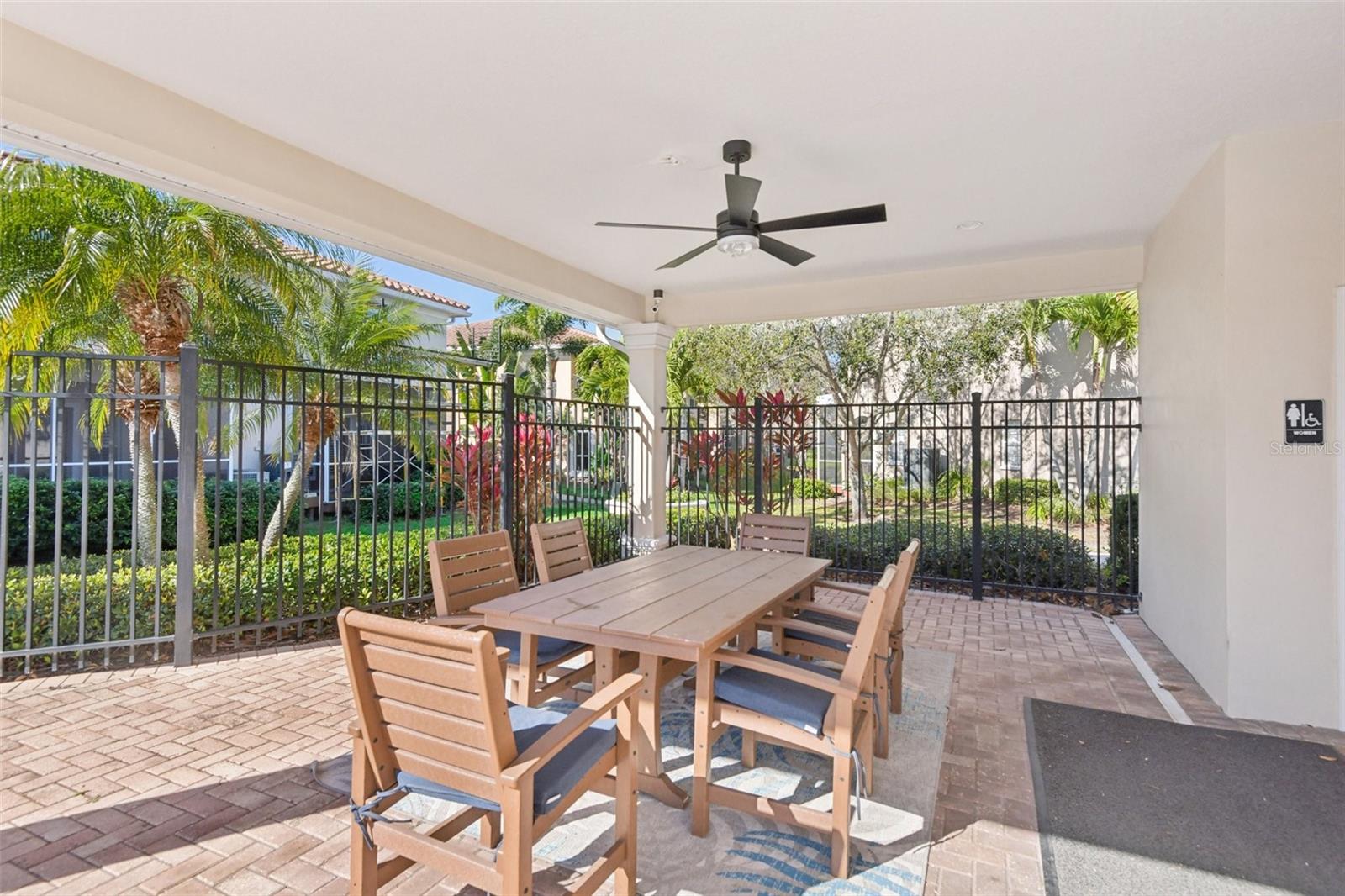 300 VALENCIA CIR, ST PETERSBURG, FL — photo 47