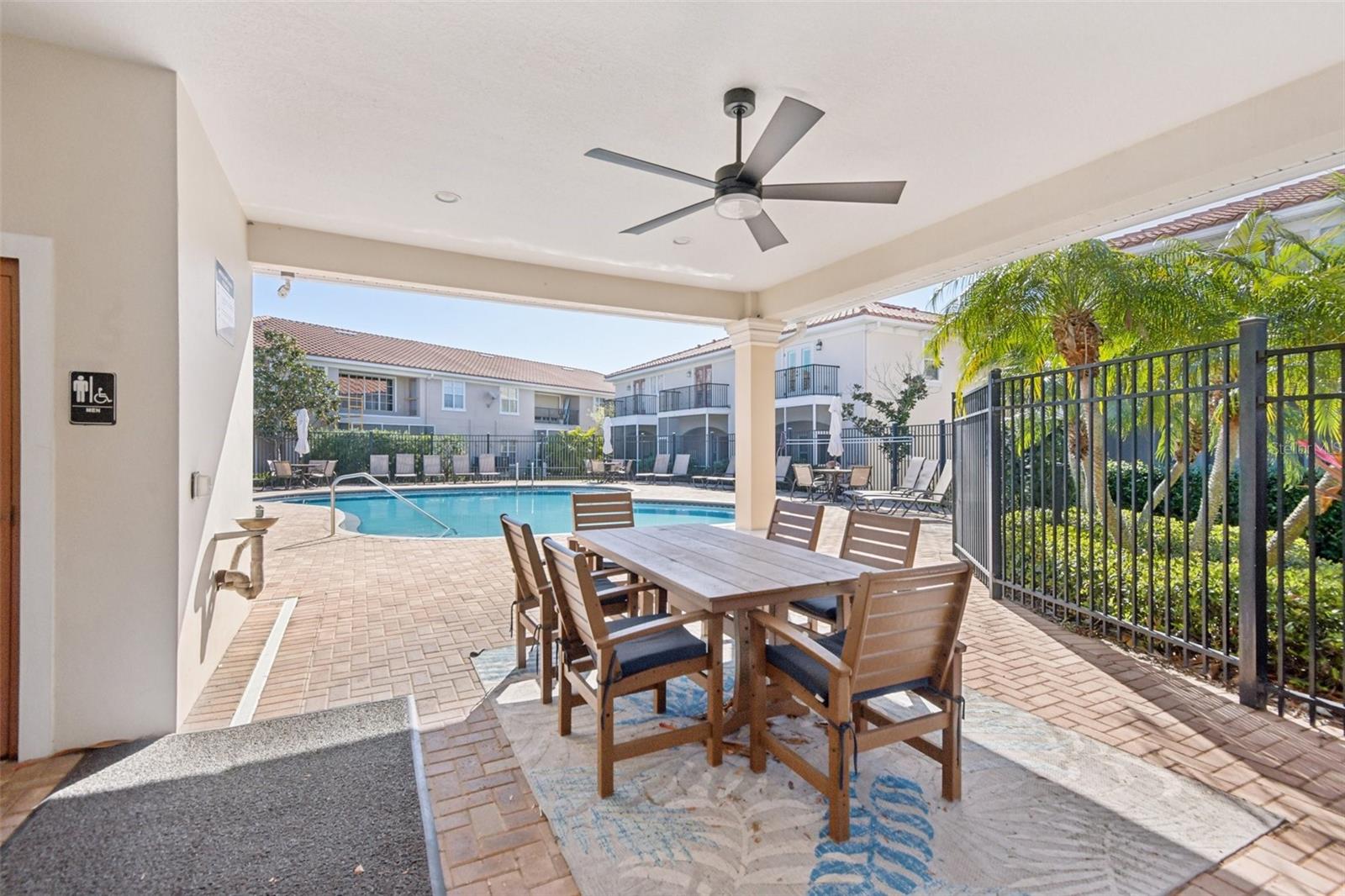 300 VALENCIA CIR, ST PETERSBURG, FL — photo 48