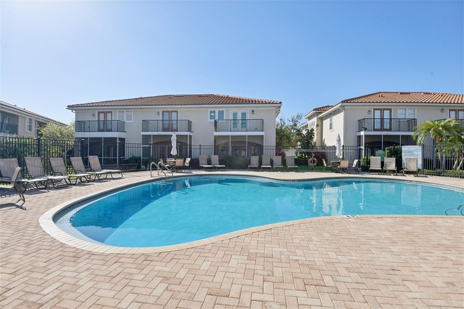 300 VALENCIA CIR, ST PETERSBURG, FL — photo 49