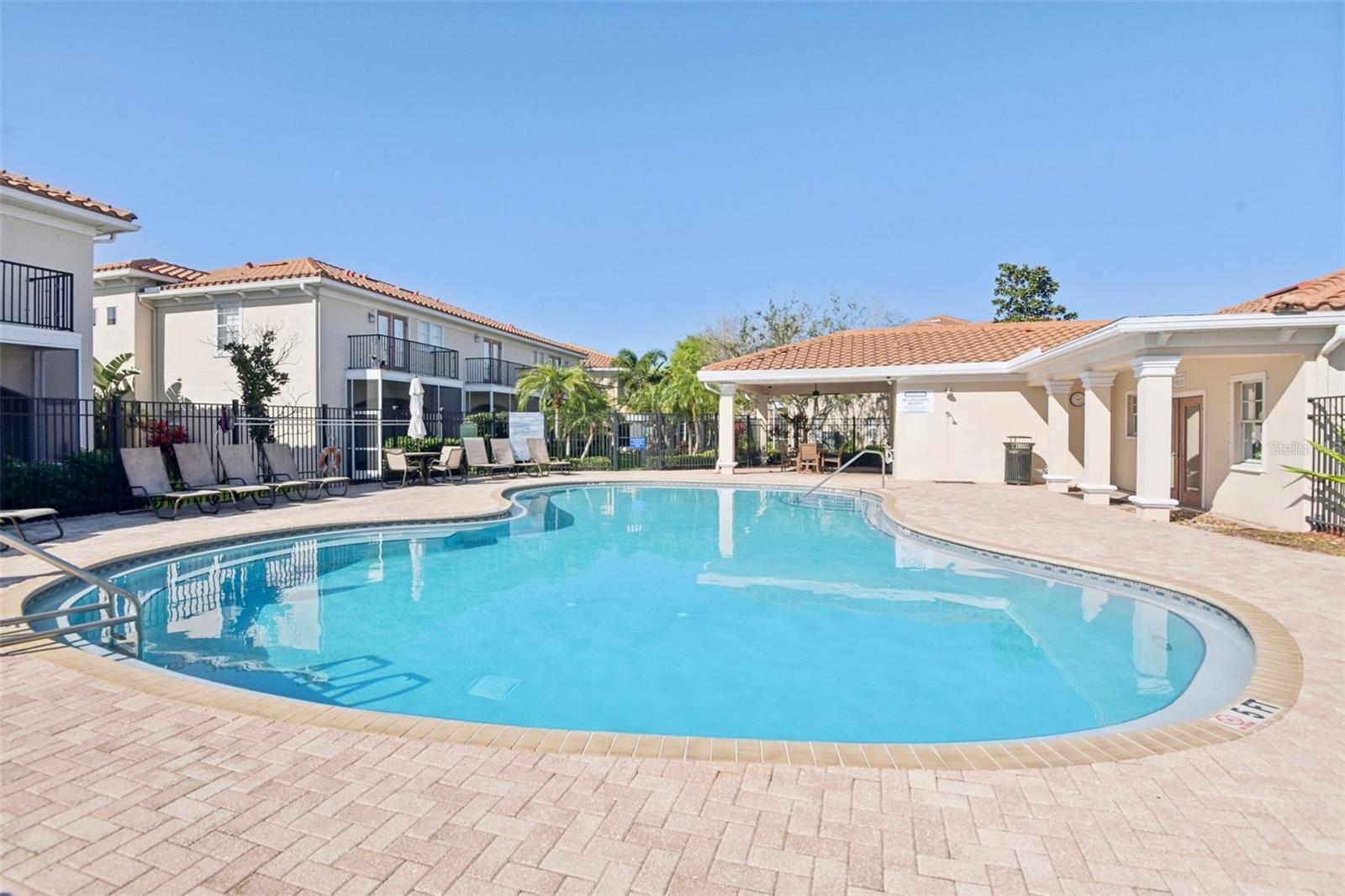 300 VALENCIA CIR, ST PETERSBURG, FL — photo 50