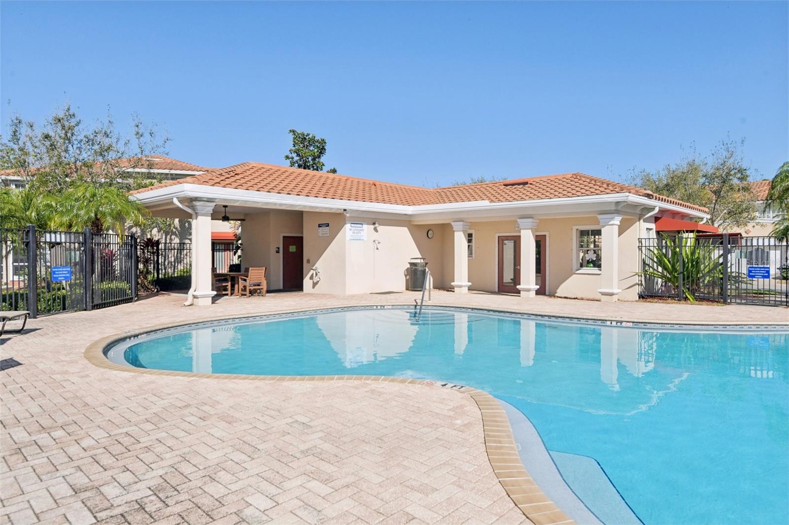 300 VALENCIA CIR, ST PETERSBURG, FL — photo 51