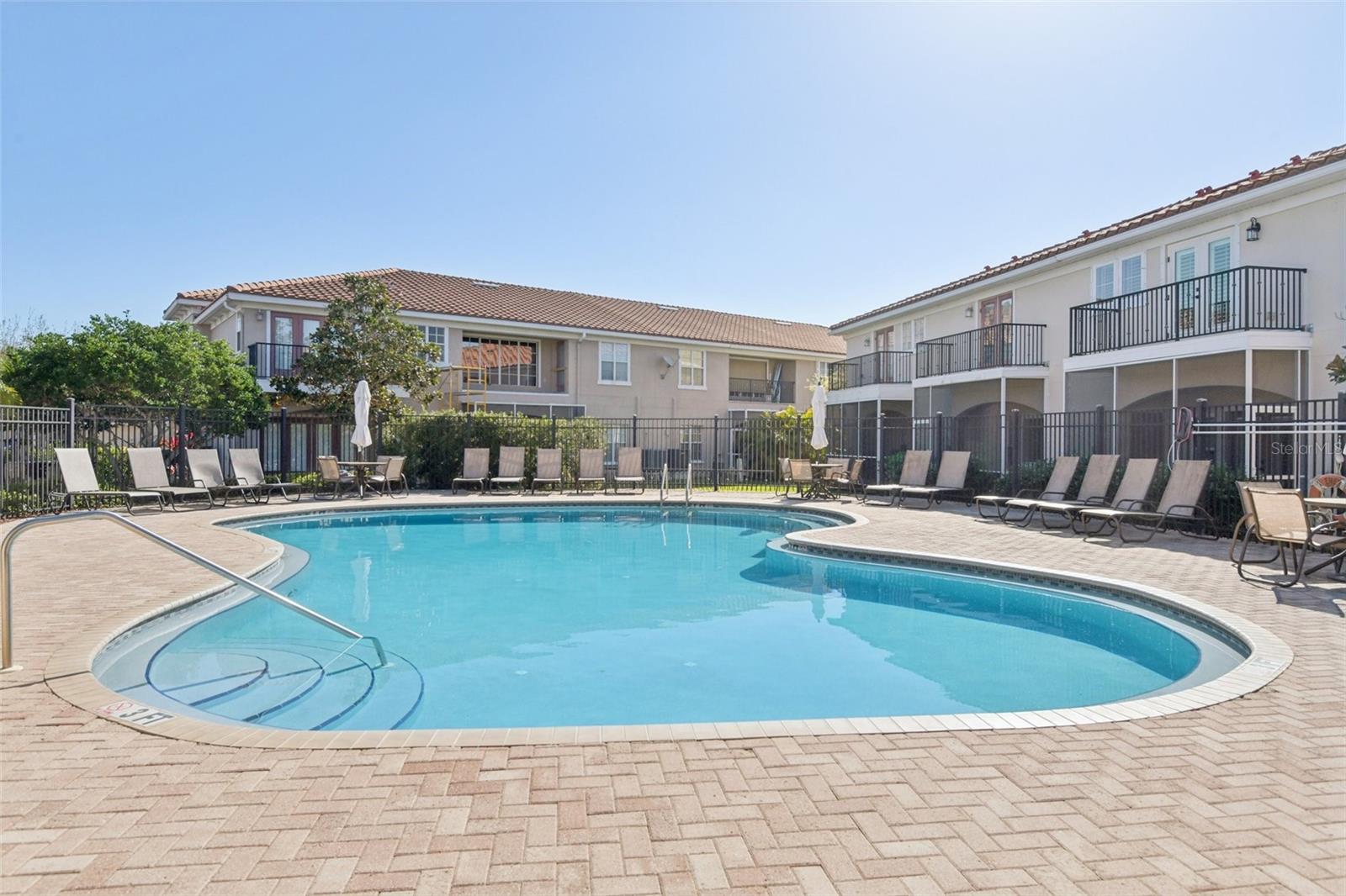 300 VALENCIA CIR, ST PETERSBURG, FL — photo 52