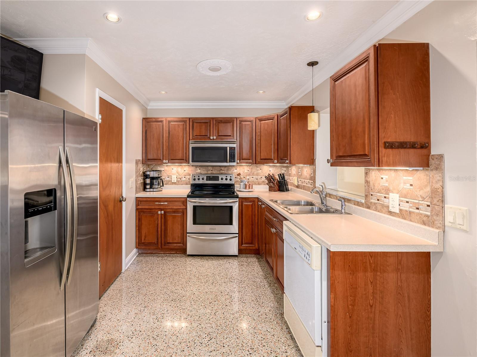907 HILLSIDE TER, BRANDON, FL — photo 8