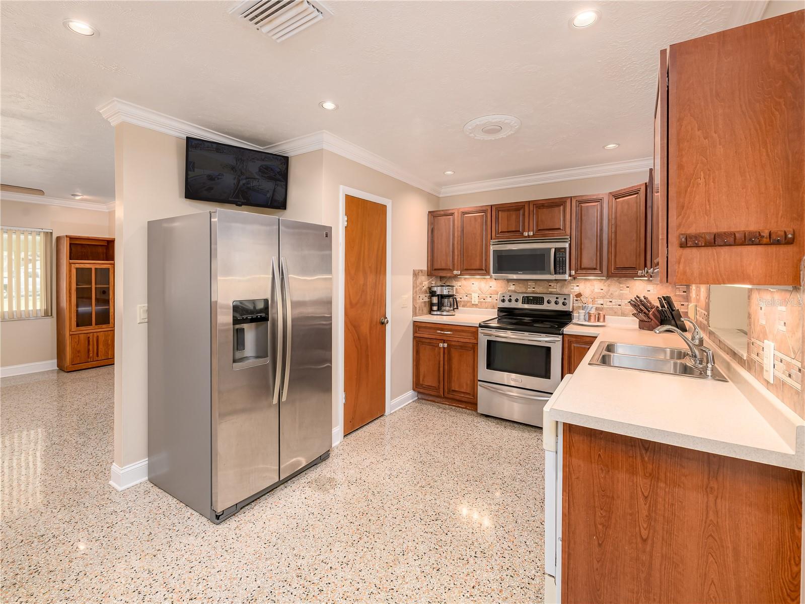 907 HILLSIDE TER, BRANDON, FL — photo 11