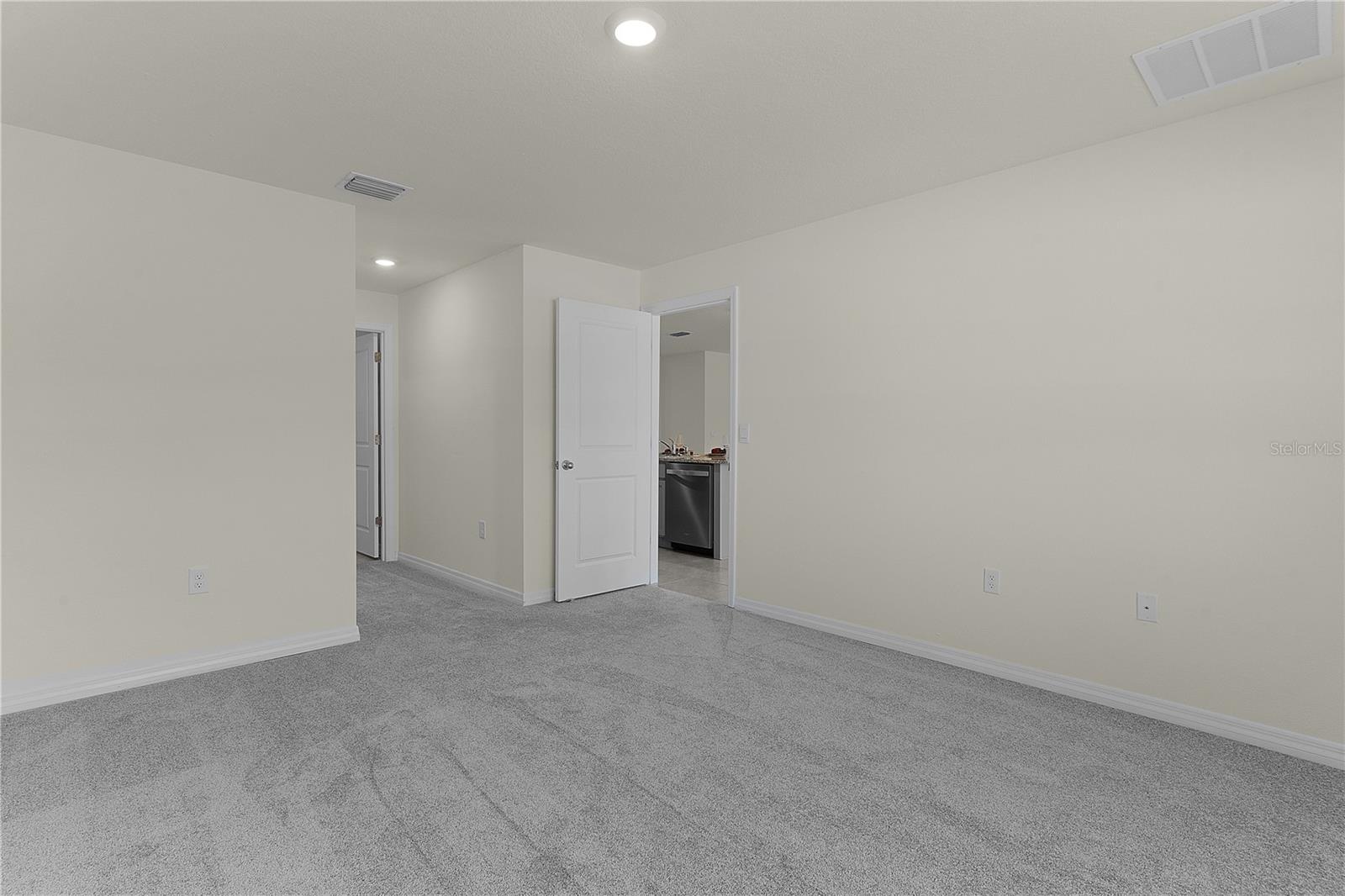 8661 TRIUMPH CIR, WILDWOOD, FL — photo 23