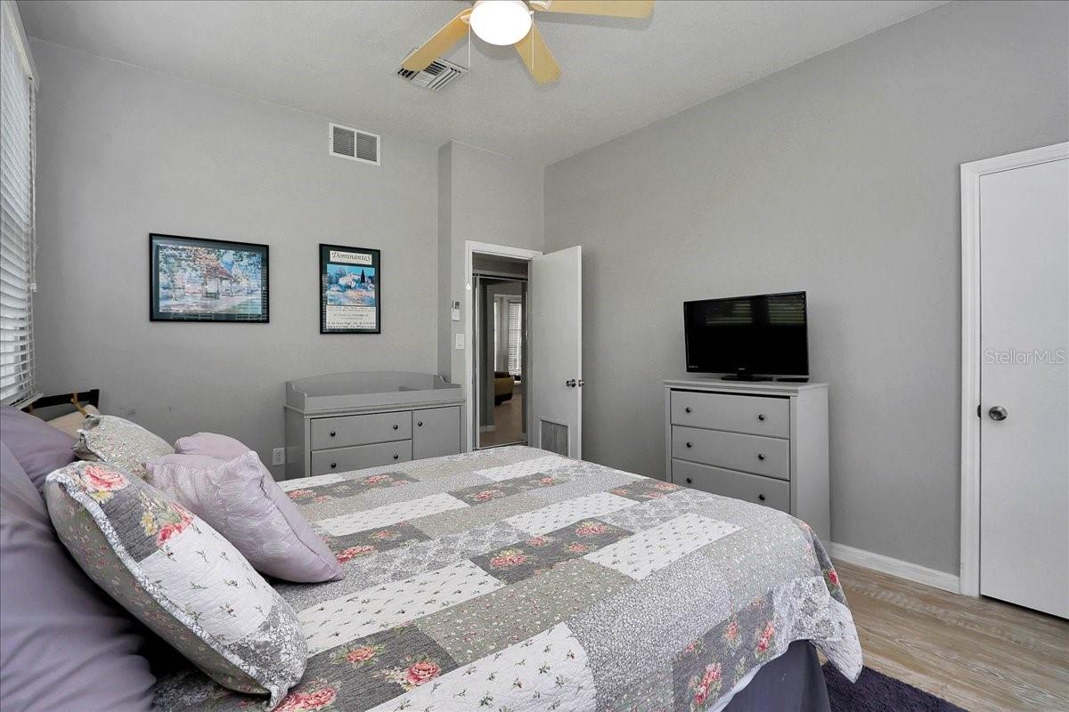 405 LAKESHORE DR, LEESBURG, FL — photo 55