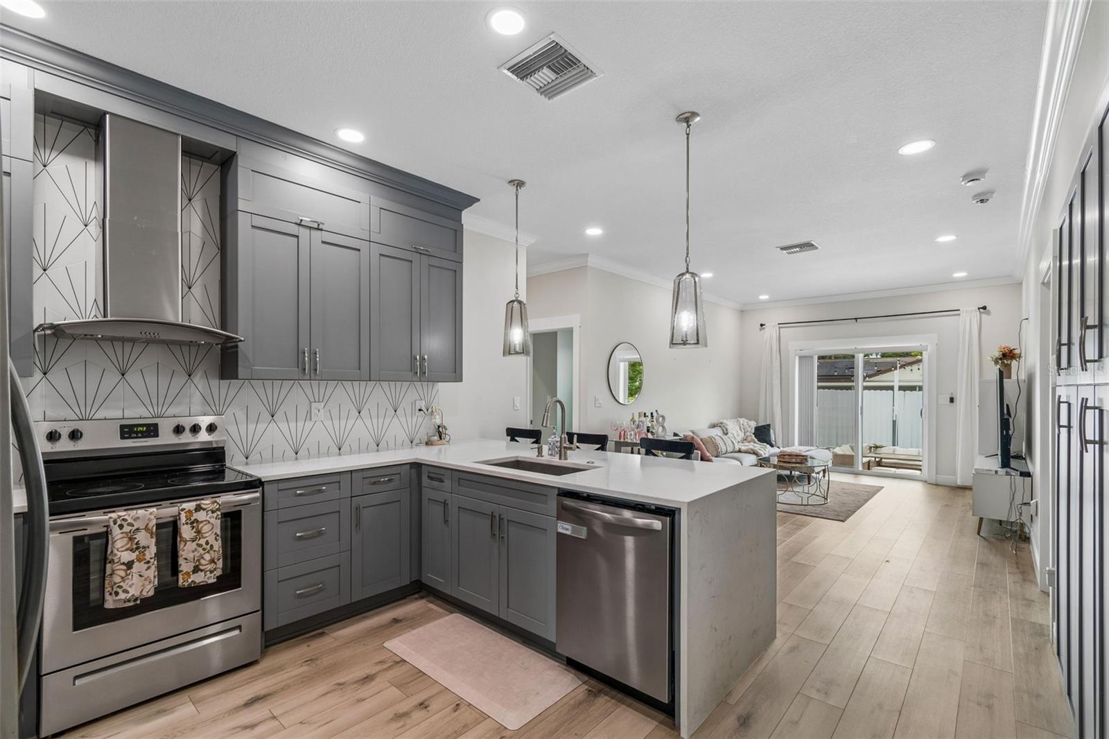 1901 W CLUSTER AVE, TAMPA, FL — photo 14