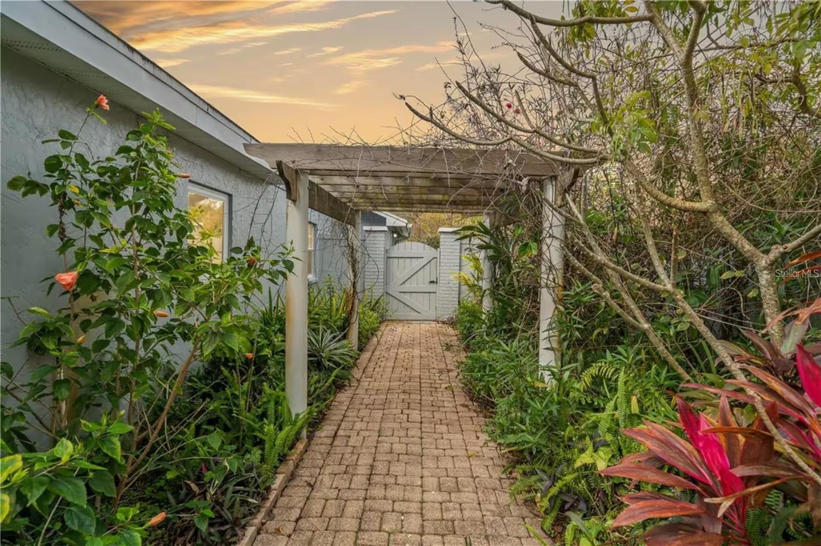 2102 W KYRA DR, TAMPA, FL — photo 34